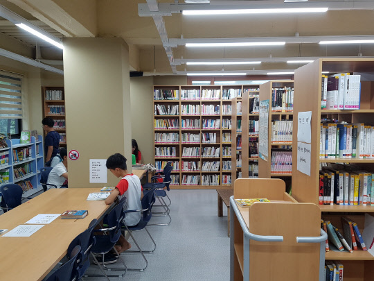 구로구는 "시설 노후화로 인한 주민 불편을 해소하기 위해 구로1동 주민센터 리모델링 공사를 완료하고 16일 개관식을 가졌다"고 밝혔다. 노약자를 위한 엘리베이터, 주민들이 편하게 쉴 수 있는 옥상쉼터를 설치했다. 책 읽는 분위기 조성을 위해 작은도서관은 공간을 3배 넓히고 열람용 책상도 늘렸다. 구로구 제공